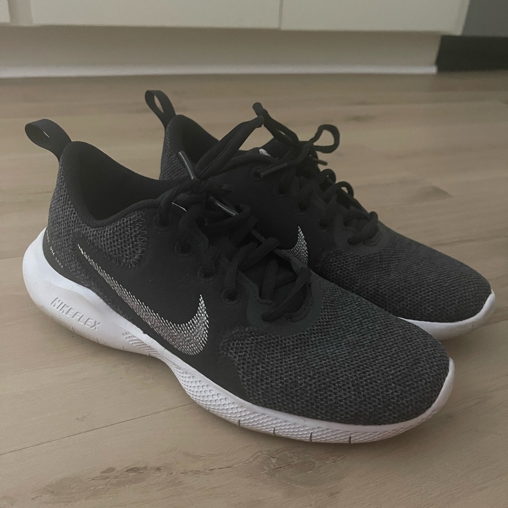 Nike women’s sneakers size 6.5 athletic shoes